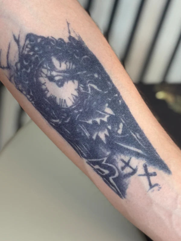 Cum dai jos un tatuaj temporar: model semipermanent care se estompează natural