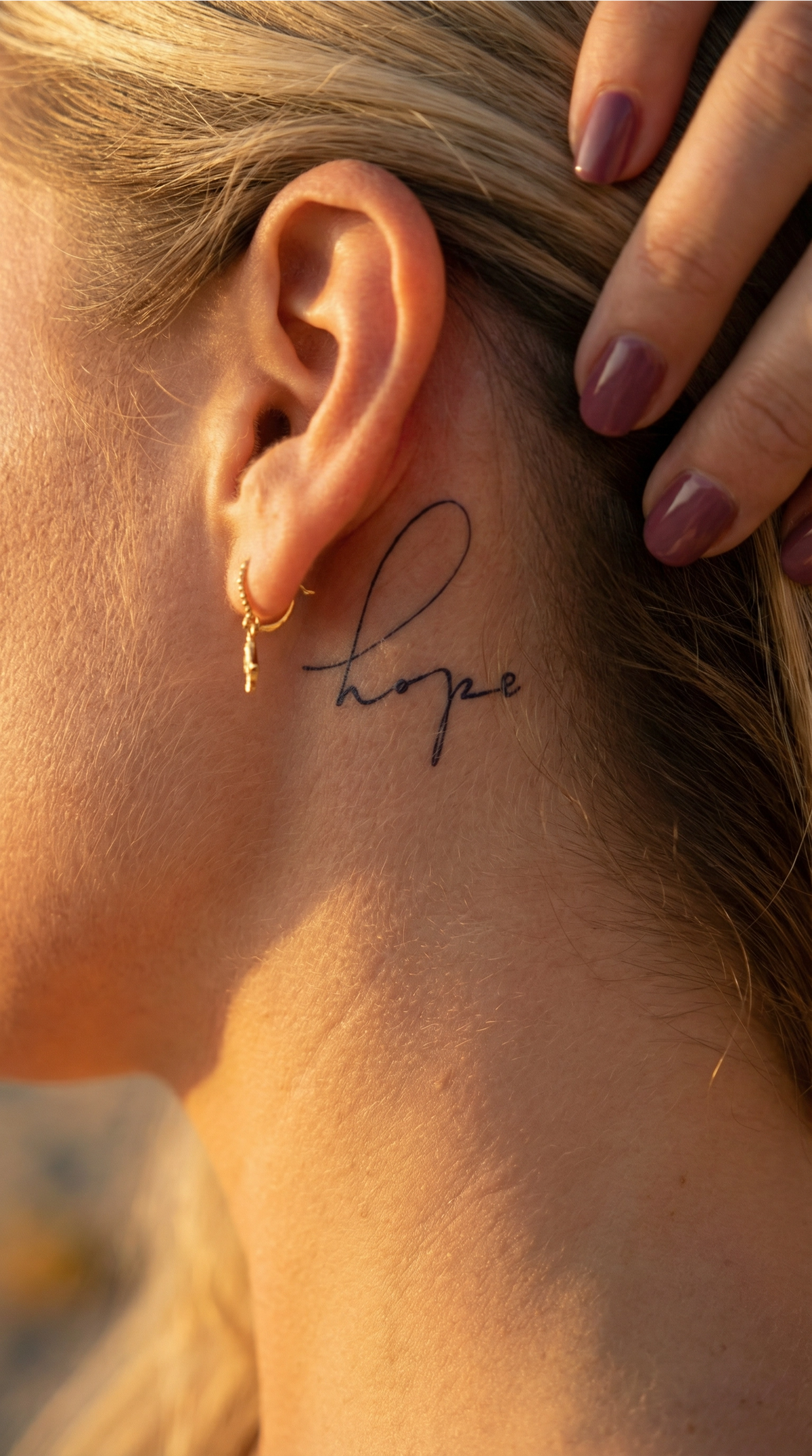 Tatuaj temporar cu cuvântul Hope, scris cu litere curate și fără ornamente