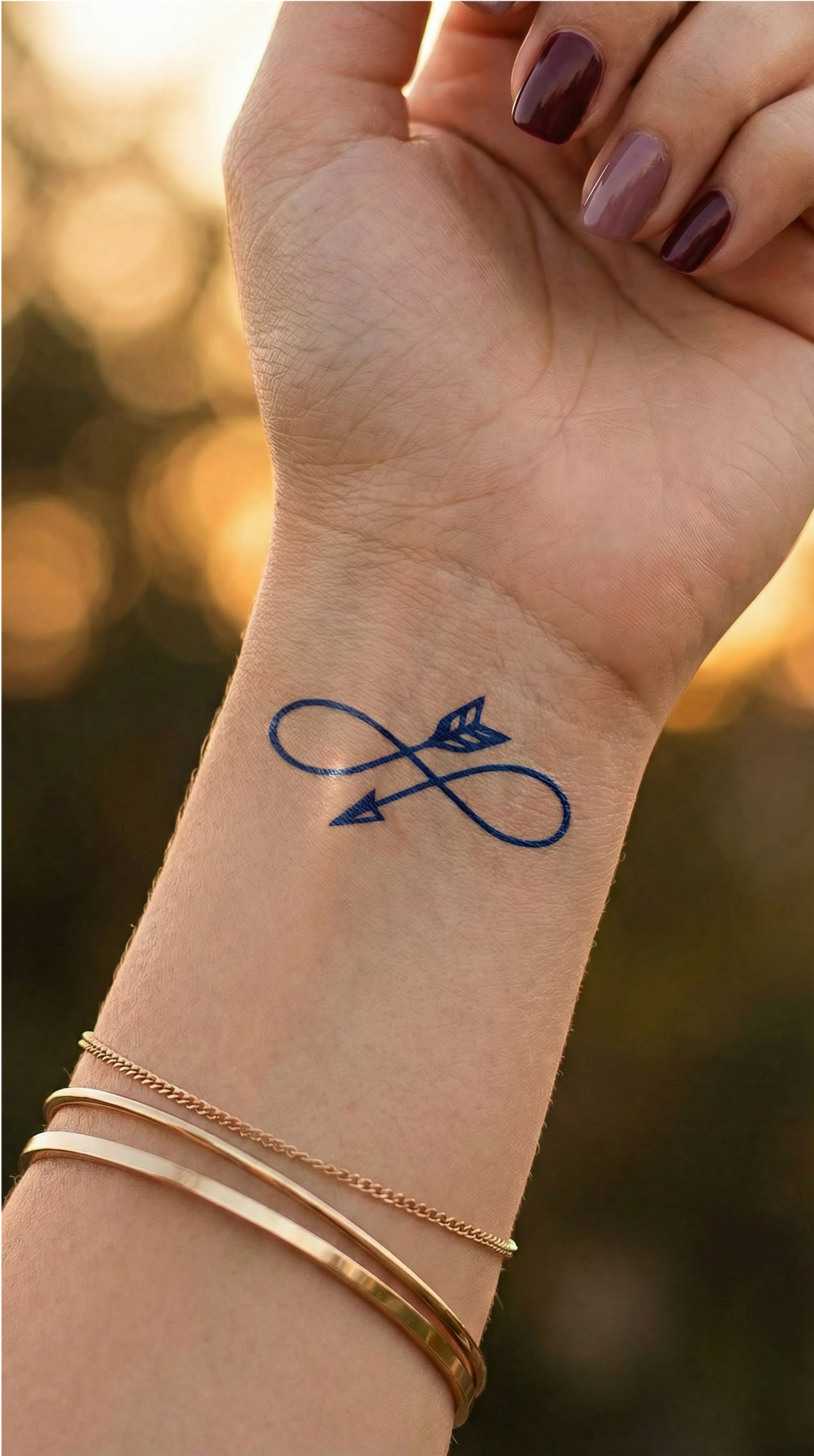Tatuaj temporar Infinitum, model linie fină cu simbolul infinitului și o săgeată, aplicat pe piele